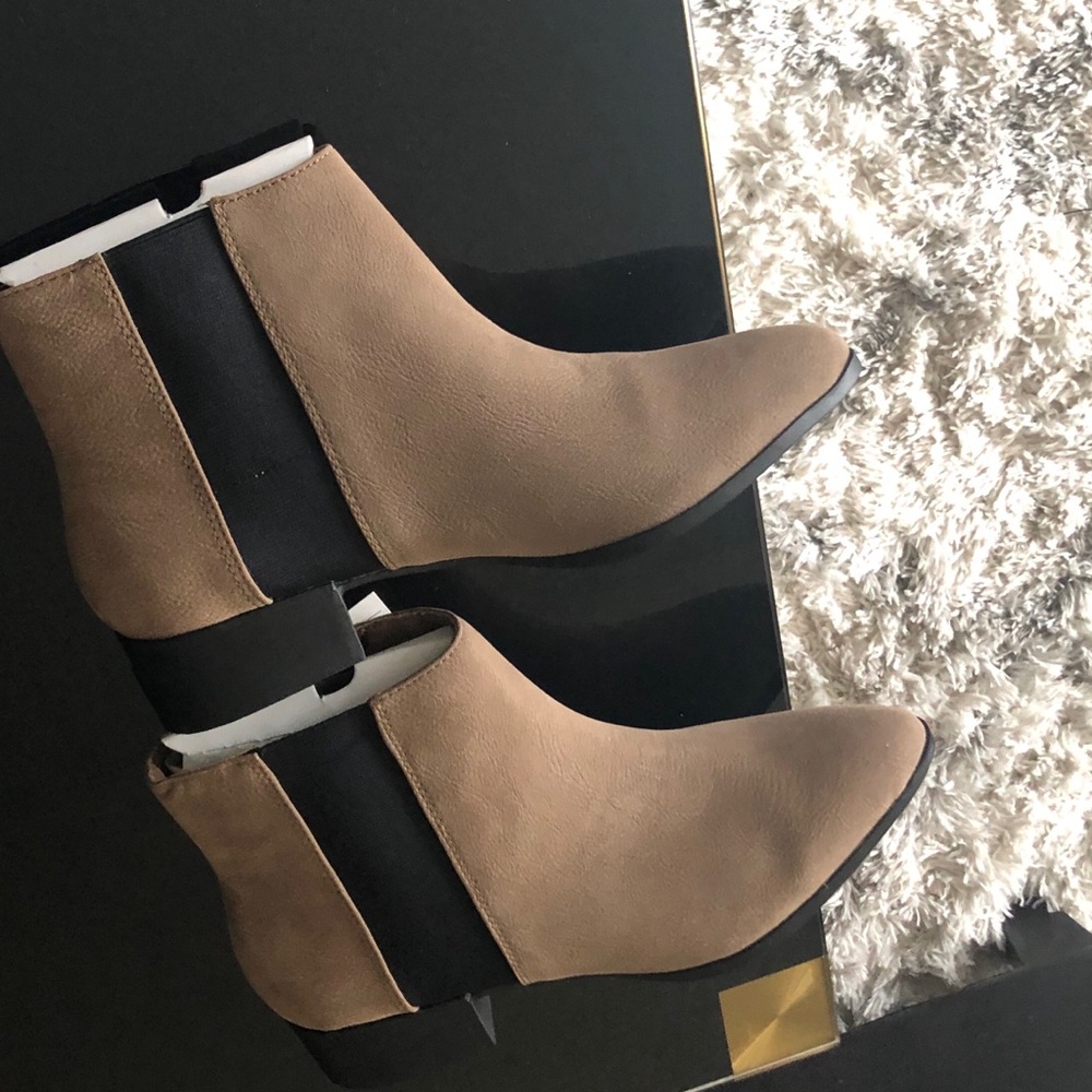 NWT H&M Taupe Pointed Chelsea Boots sz 8
